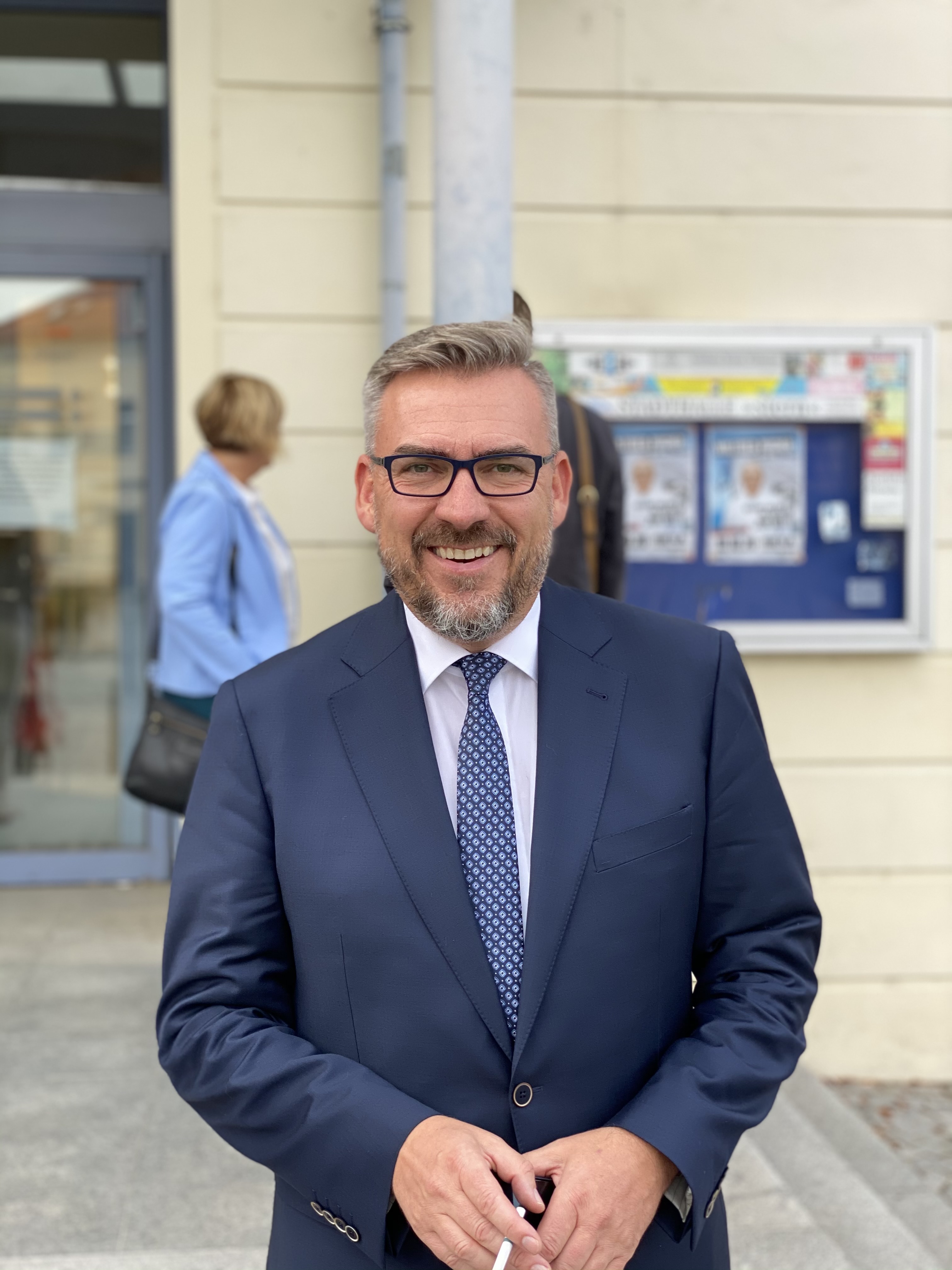 Jan Mücke vor der Stadthalle Stern in Riesa